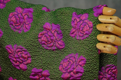 Tissu jacquard Rose Verte : Damas floral en relief 3D, 140 cm de large