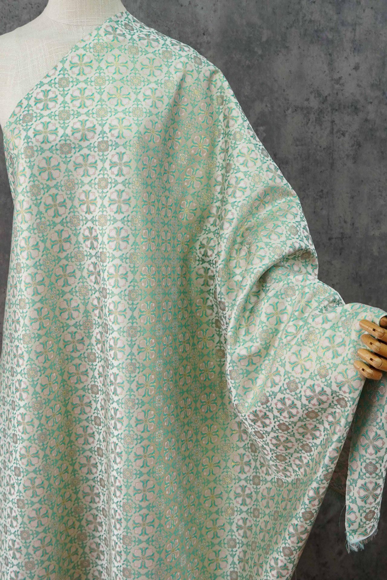 Brocart en soie mélangée ombré : jacquard style chinois à fil d'or