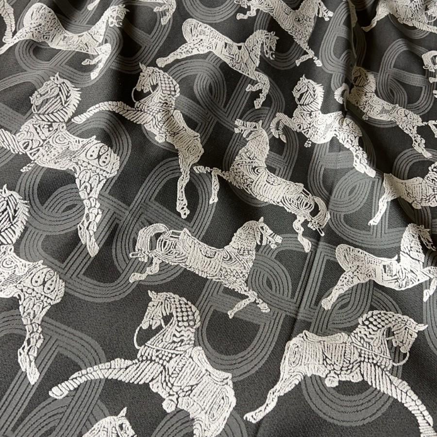 Tissu d'ameublement jacquard chenille Royal Horse ��� Rideaux couleur crème blé (Par The