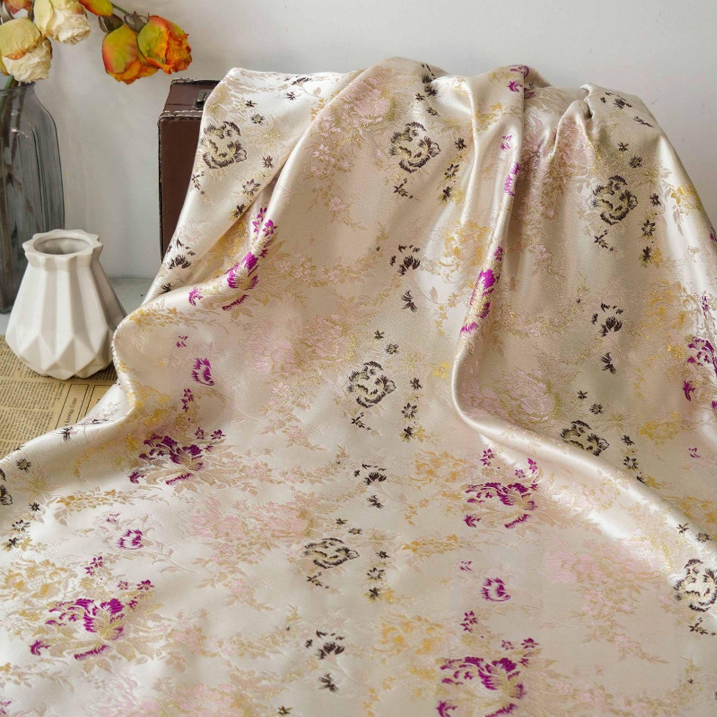 Tissu Jacquard Palais Beige et Or : Coton damassé gaufré, 165 cm de large