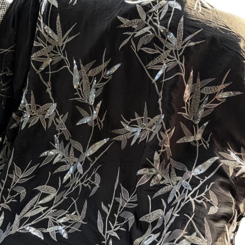 Tissu brodé de perles et de sequins ��� Patte de bambou large