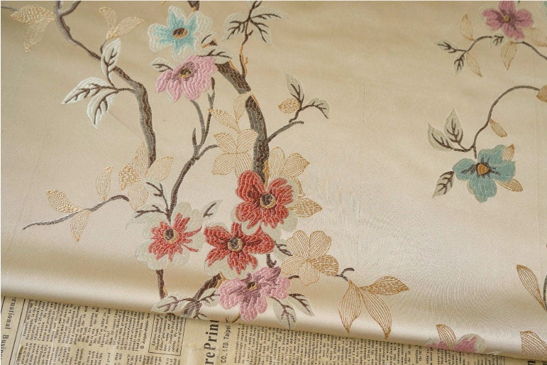 Tissu brocart Fleur de Prunier : Jacquard de rayonne champagne, 150 cm de large