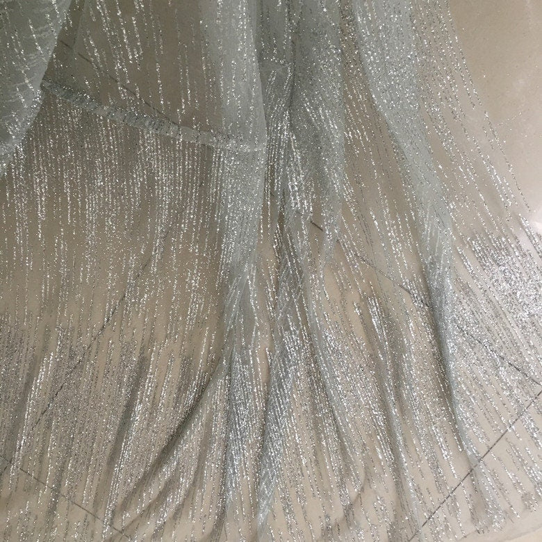 Tissu en dentelle géométrique argentée à paillettes : tulle pour robe de mariée de 140 cm de large