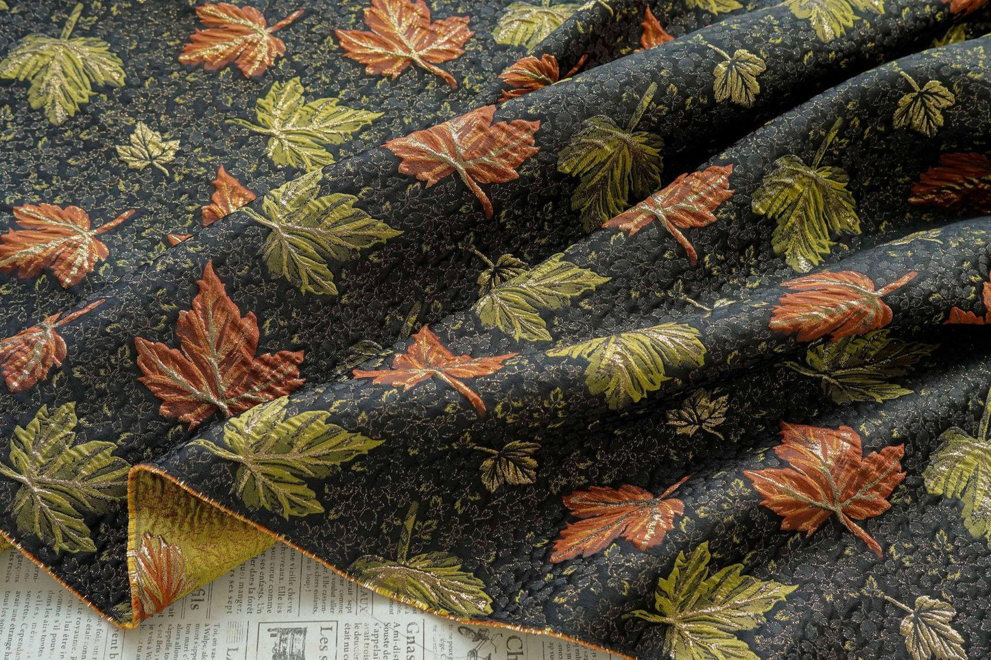 Tissu jacquard brocart vintage : motif feuille d’érable en relief et fils dorés, 152 cm de large