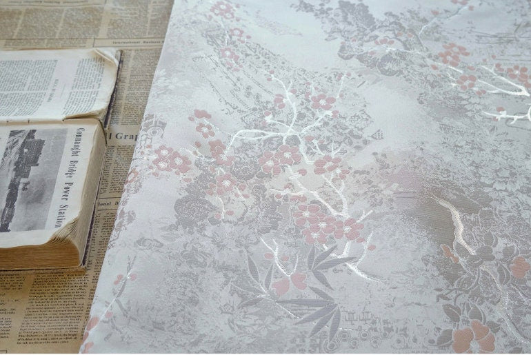 Tissu jacquard à motif papillon argenté : ameublement et costumes, 145 cm de large
