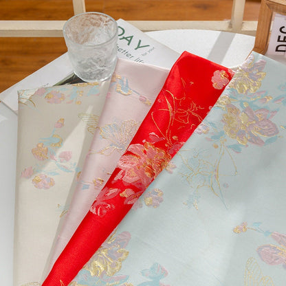 Tissu jacquard papillon à fil doré : texture 3D, largeur 142 cm