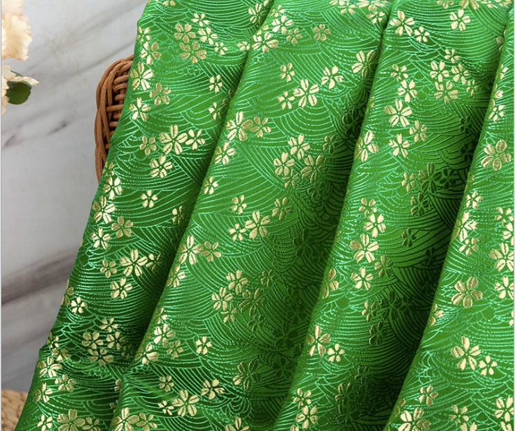 Tissu brocart Sakura : mélange soie-rayonne de 150 cm de large, motif vagues tonitruantes