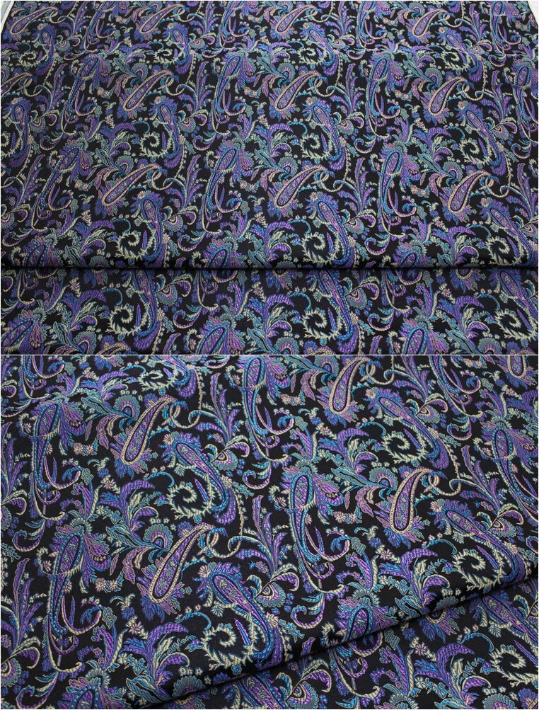 Tissu brocart à motif de plumes de paon : mélange de soie chinoise et de rayonne à fleurs magenta