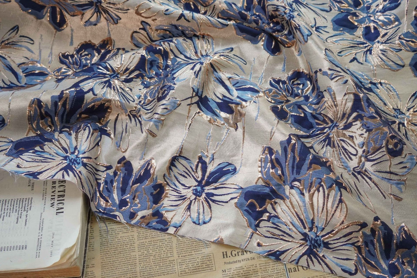Tissu jacquard floral bleu à fil doré : 150 cm de large, gaufré, pour ameublement