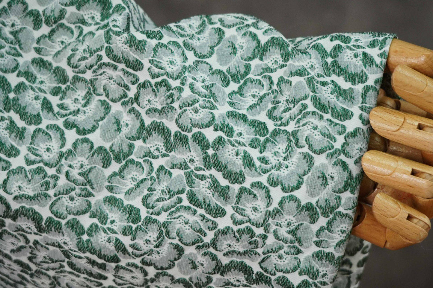 Tissu jacquard à motif floral en relief : mélange de rayonne bleu azur, 152 cm de large