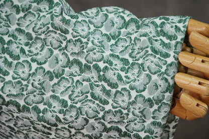 Tissu jacquard à motif floral en relief : mélange de rayonne bleu azur, 152 cm de large