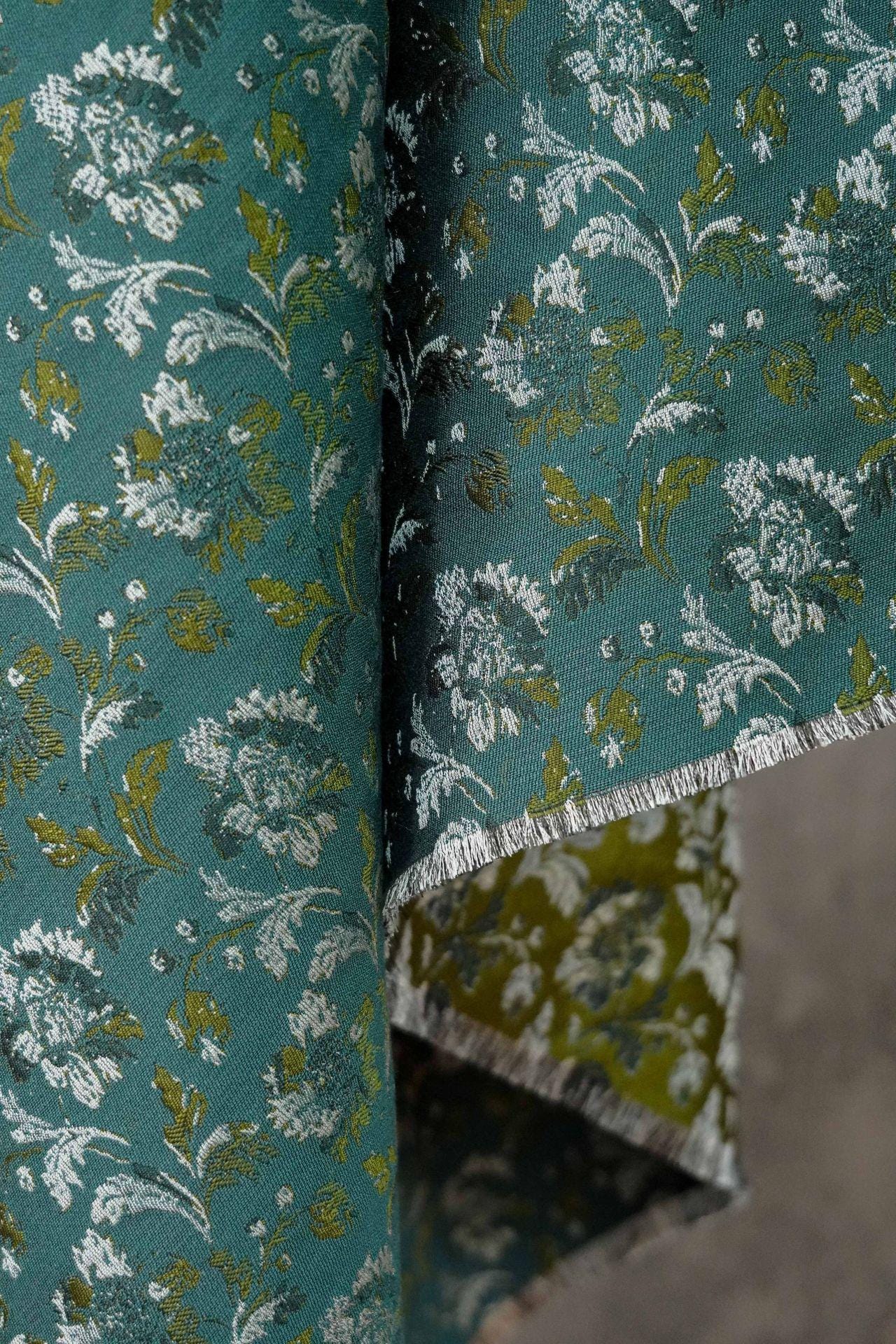 Tissu jacquard floral turquoise : matériau tissé couleur pour la couture et l'ameublement