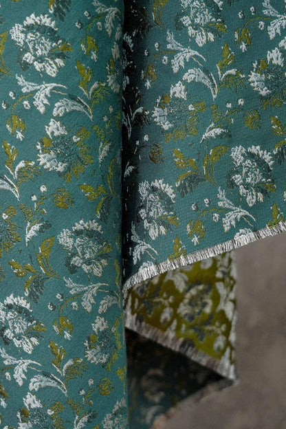 Tissu jacquard floral turquoise : matériau tissé couleur pour la couture et l'ameublement