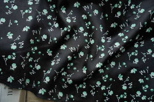 Tissu jacquard noir à motif floral vert : mélange de rayonne pour ameublement, 150 cm de large