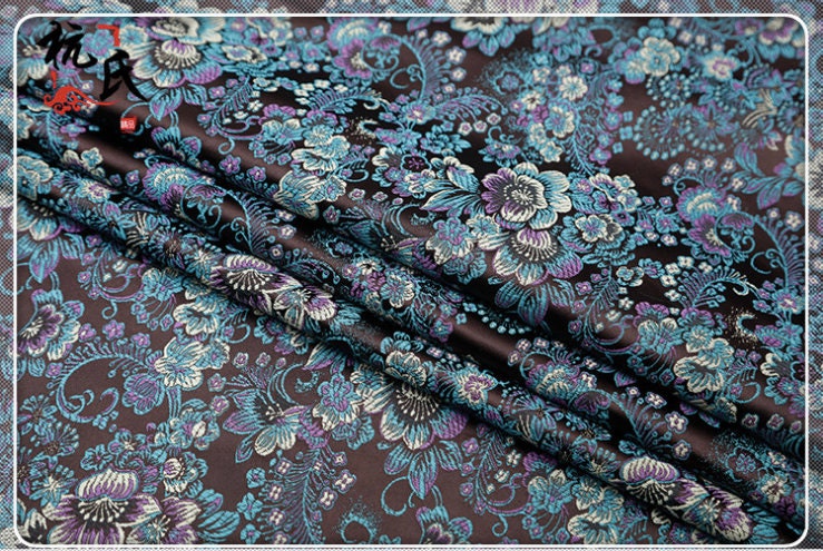 Tissu brocart jacquard damassé à motifs floraux : mélange de soie et de rayonne