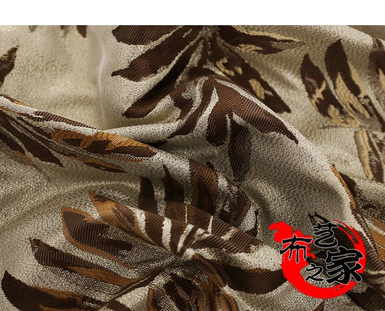 Tissu jacquard argenté : 150 cm de large. Idéal pour l’ameublement, les costumes et la décoration.