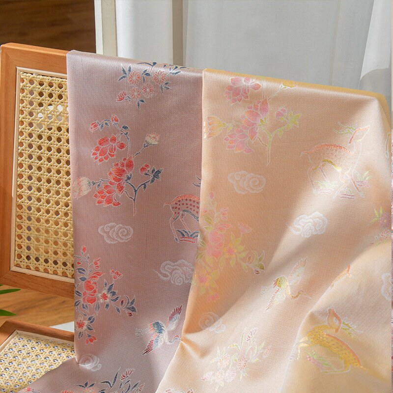 Tissu jacquard à motif cerf Sika : mélange de soie et de rayonne aux reflets colorés