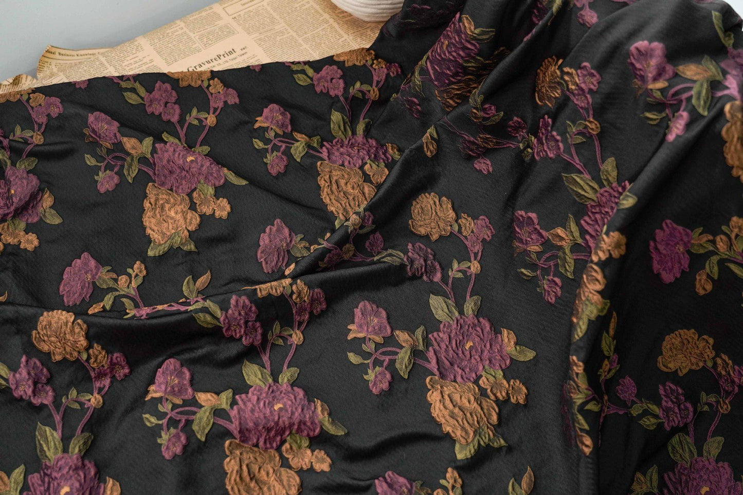 Tissu jacquard à motif floral et fils dorés : Tissu de créateur Vintage Palace, 147 cm de large