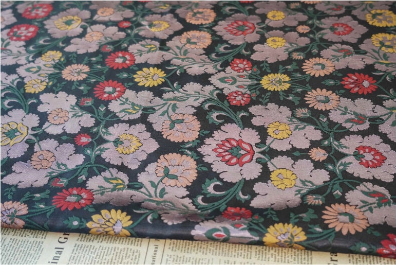 Tissu jacquard à motif floral : polyester texturé 3D, largeur 142 cm