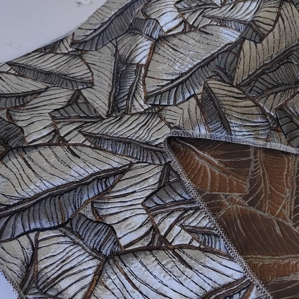 Tissu jacquard à motif de feuilles en relief 3D : matériau d'ameublement marron antique et argent