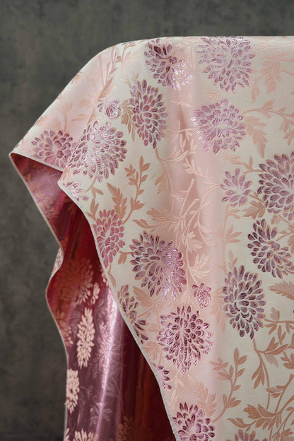 Tissu brocart de soie et rayonne à motif hibiscus rose : 65 pouces de large, matériau de couture floral