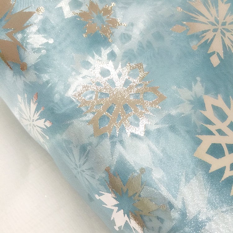 Tissu organza à motif flocon de neige : impression à chaud bleue et blanche, 150 cm de large