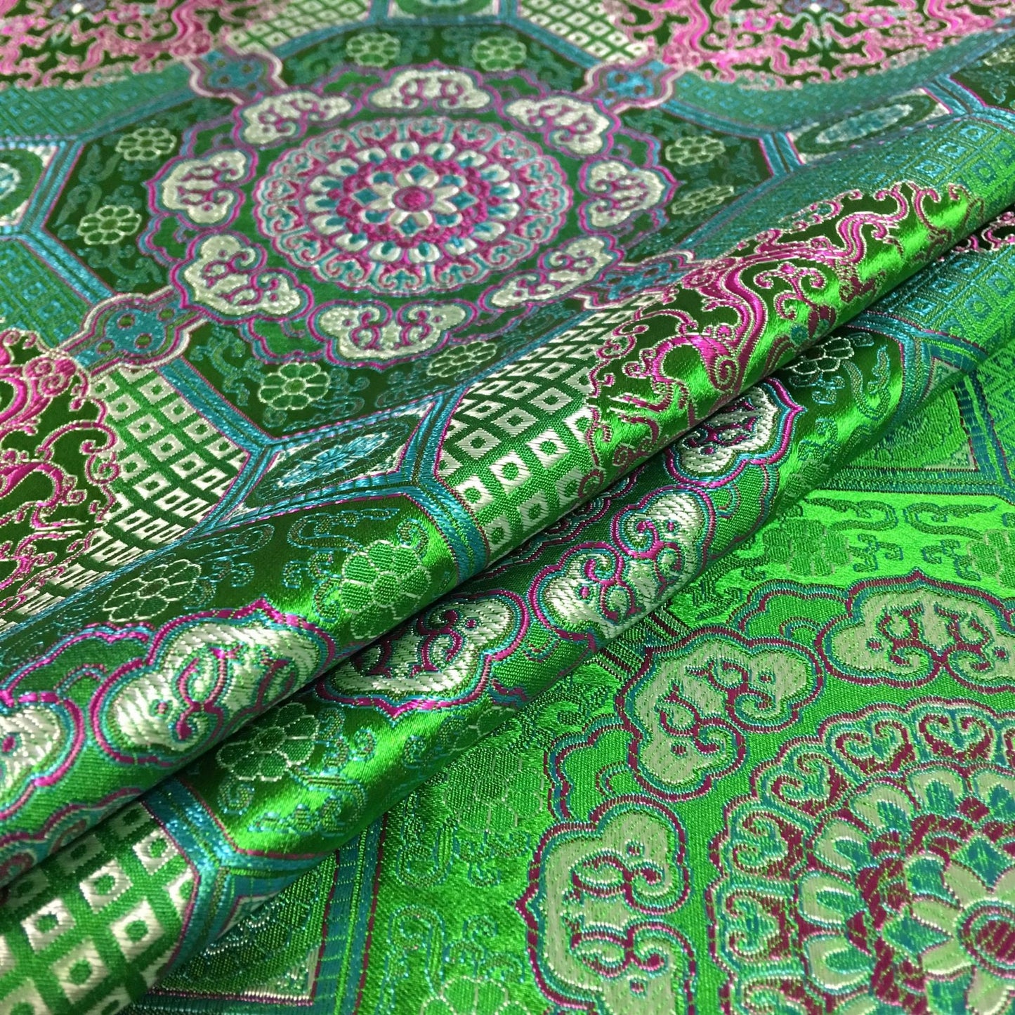 Tissu brodé Thangka : Mélange de soie et rayonne de bon augure, 75 cm de large, vendu au mètre