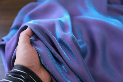 Tissu soyeux brillant et glacé : effet dégradé scintillant, largeur 147 cm, vendu au mètre