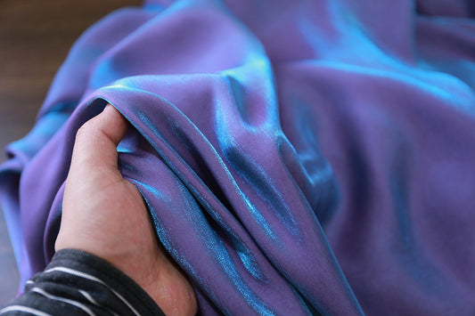 Tissu soyeux brillant et glacé : effet dégradé scintillant, largeur 147 cm, vendu au mètre