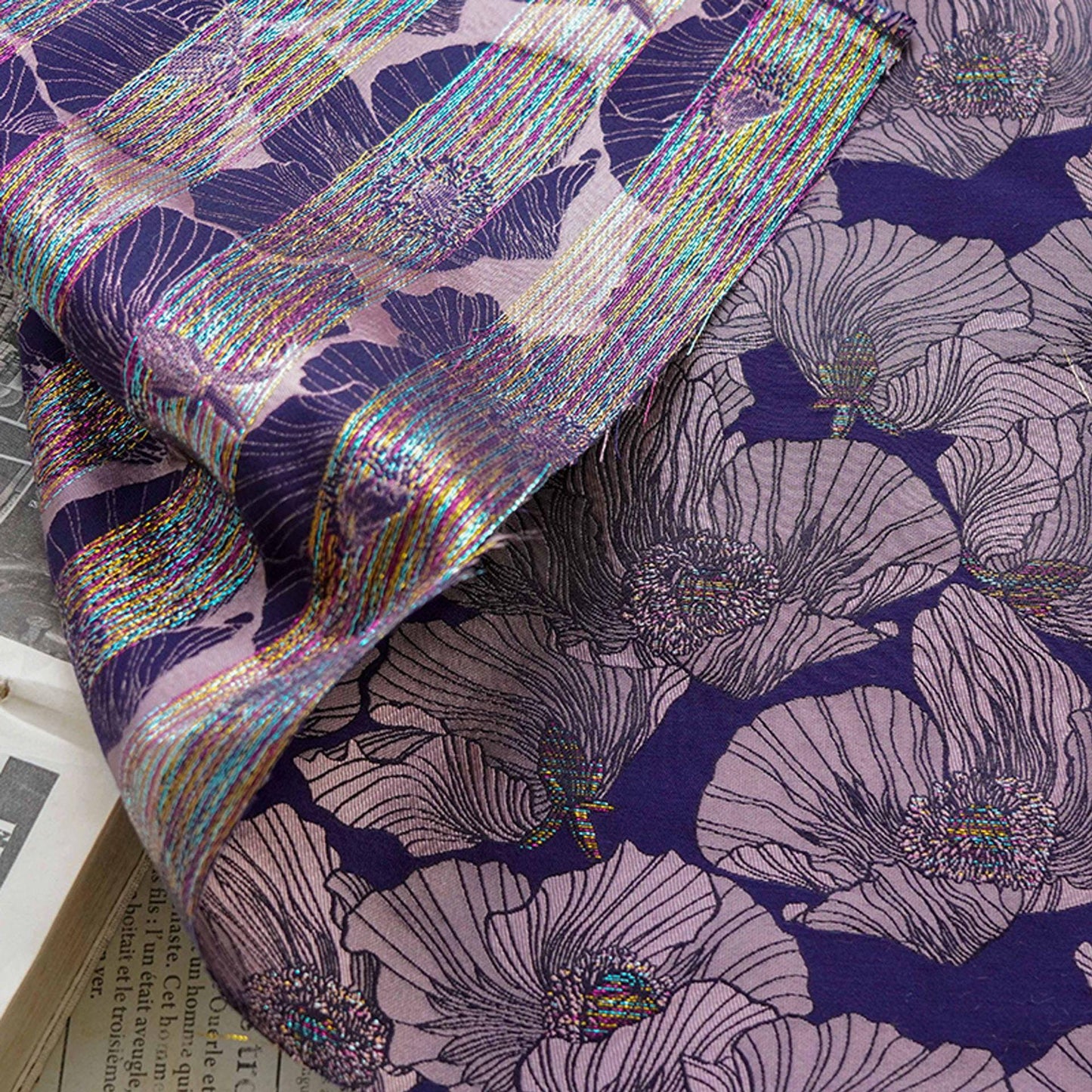 Tissu brocart doré à motif floral vintage : textile de style baroque