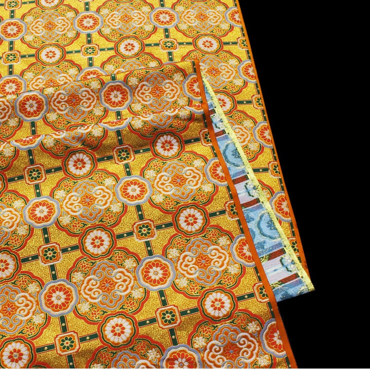 Brocart tibétain : broderie lotus, 147 cm de large, satin de rayonne