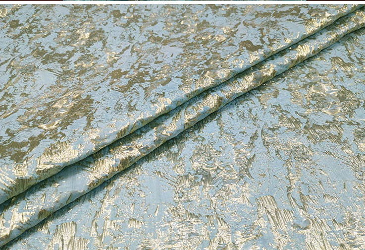 Tissu brocart métallisé : Jacquard damassé de 132 cm de large avec fil d'or
