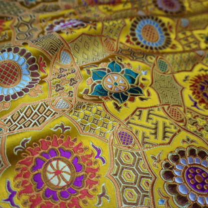 Tissu brocart à fleurs précieuses : Ameublement, matelassage et couture bouddhistes colorés