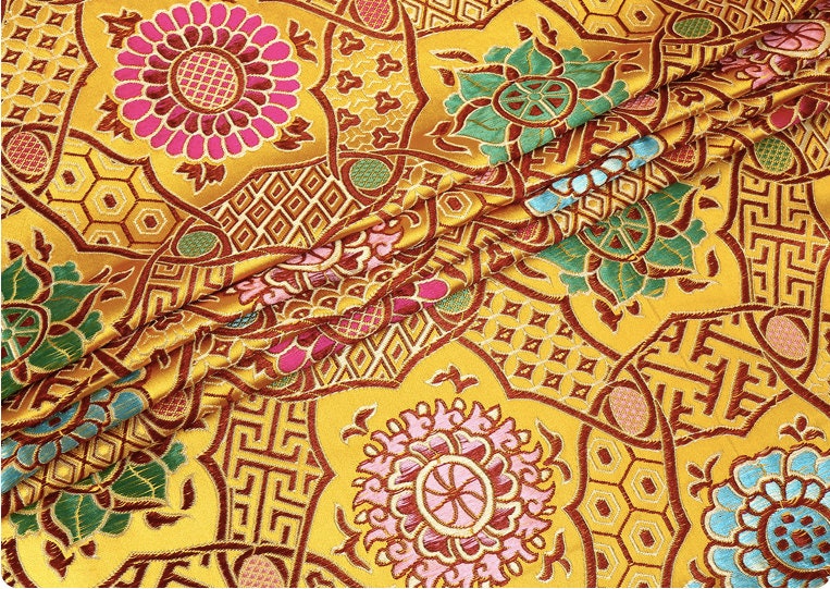 Tissu brocart à fleurs précieuses : Ameublement, matelassage et couture bouddhistes colorés
