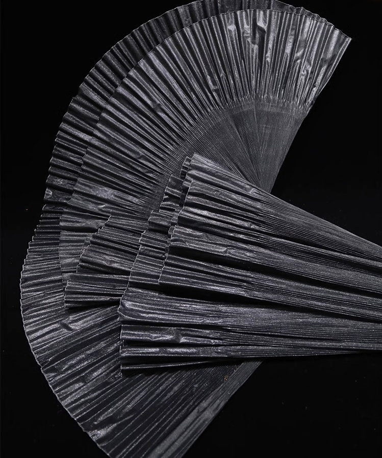 Dentelle organza à lustre métallique : tissu de créateur à volants 3D