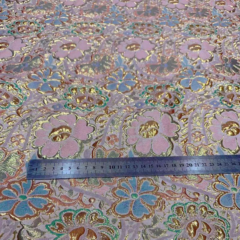 Tissu jacquard floral à fil doré : texture 3D, largeur 140 cm (55 po), vendu au mètre