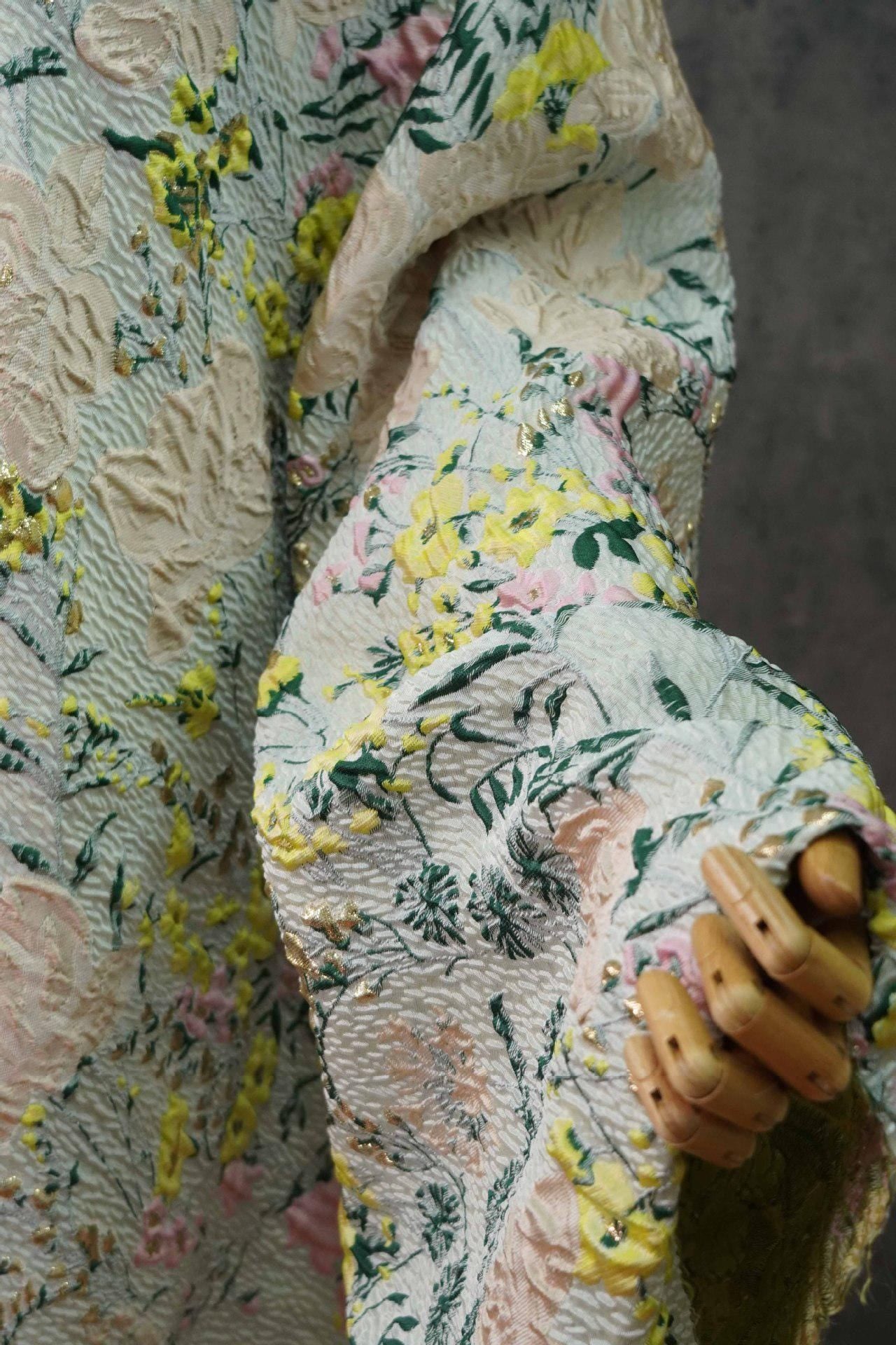 Tissu jacquard floral réversible : Rayonne/Polyester tissé en relief 3D, 137 cm de large
