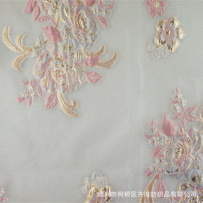 Tissu jacquard organza pivoine phénix : fil doré élégant (57 po L)
