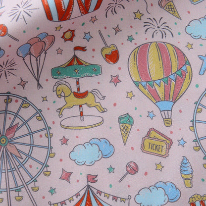 Tissu en coton imprimé carnaval, idéal pour la couture.