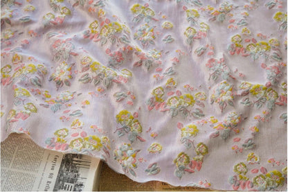 Tissu jacquard à fil doré : texture florale 3D, largeur 140 cm