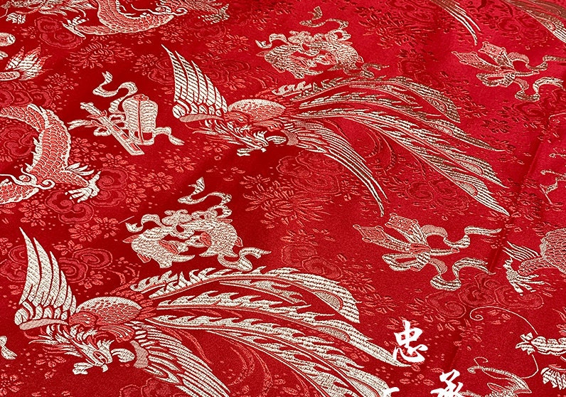 Tissu brocart de soie rouge et or : motif dragon et phénix chinois pour ameublement et costumes - 75 cm de large