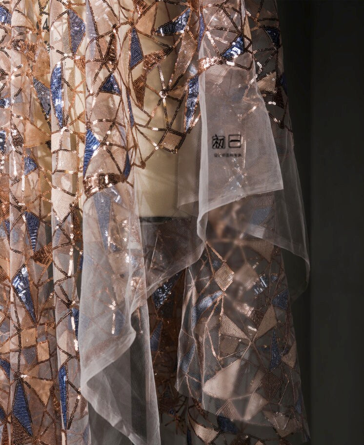 Tissu en maille brodée de sequins, tissu de créateur marron et bleu