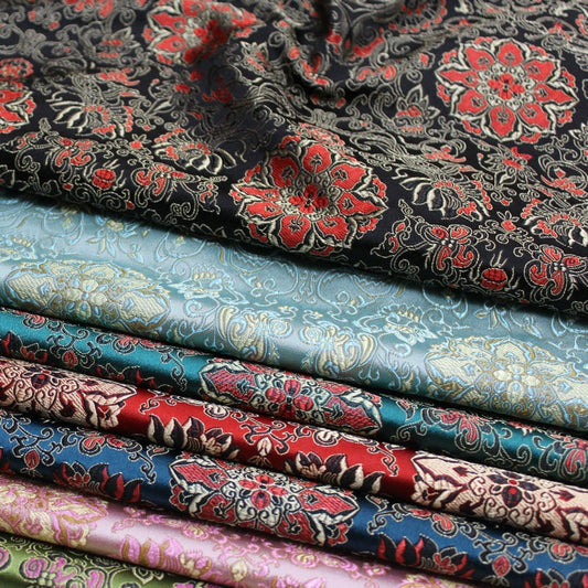 Tissu brocart lotus : mélange de soie et rayonne brodées à la chinoise (largeur 29,5 pouces)