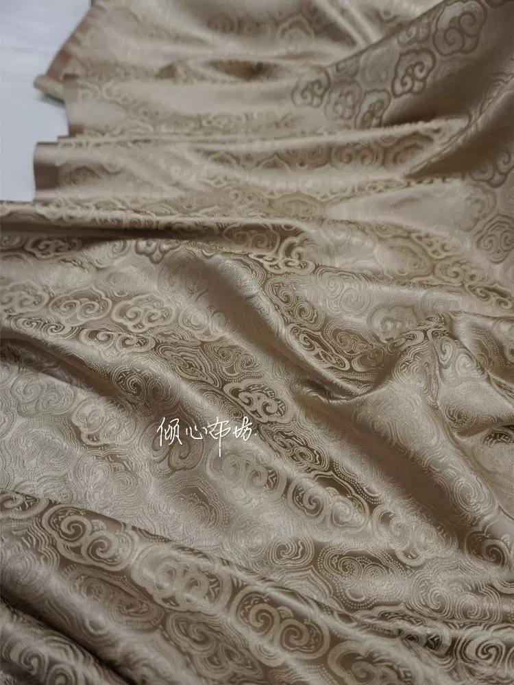 Tissu brocart nuageux : jacquard de soie et rayonne, tissu pour costumes