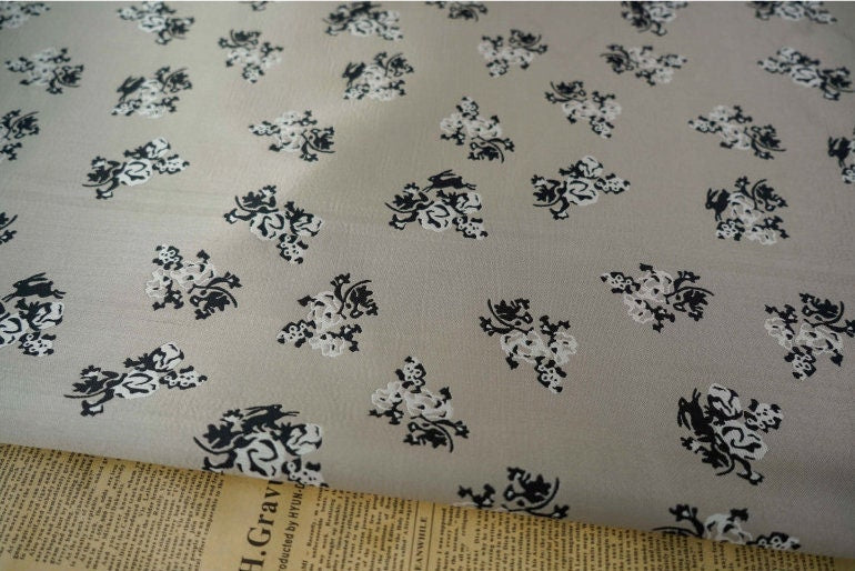 Tissu jacquard marron clair : mélange de rayonne de 170 cm de large, pour la couture et l’ameublement