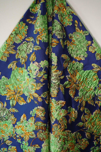 Tissu jacquard floral à fils dorés : revêtement d'ameublement design vert et bleu - 140 cm de large