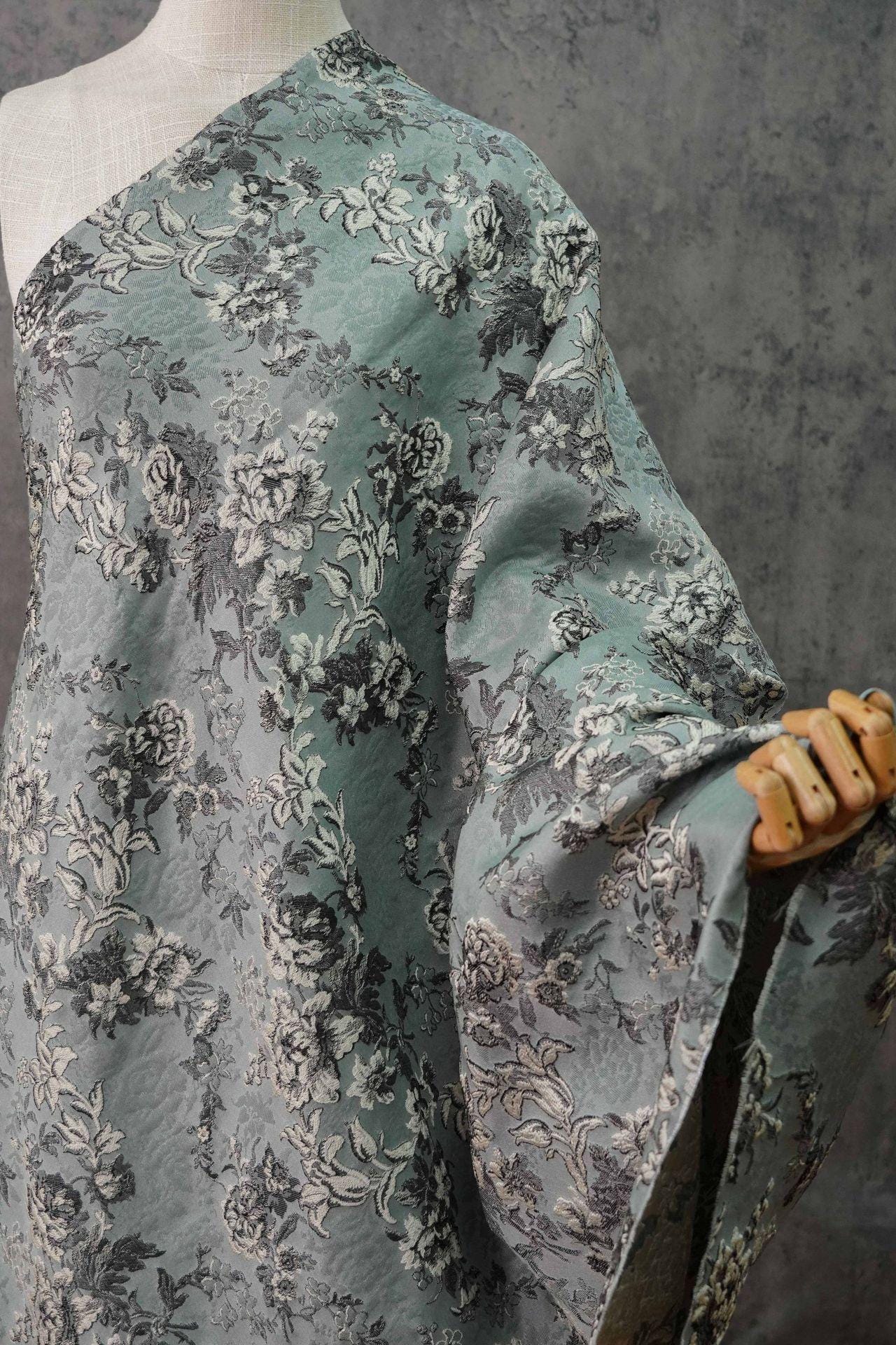 Tissu jacquard brocart style palais : damas floral, 150 cm de large