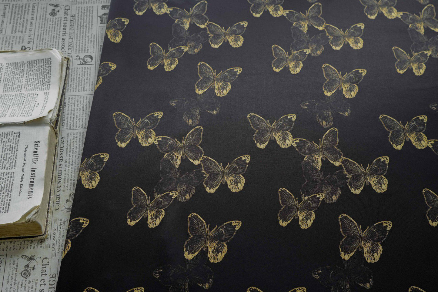 Tissu jacquard satiné soyeux à motif papillon - Largeur : 150 cm - Couture, costumes et décoration