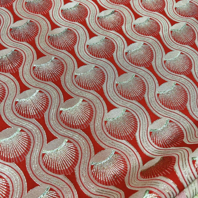 Tissu jacquard à motif plumes de paon : texture 3D avec fil doré (53 po de largeur)