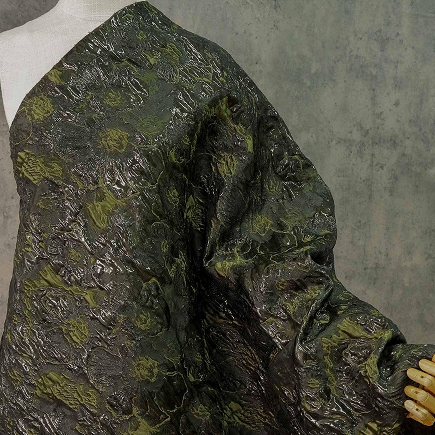 Tissu jacquard vert foncé, texture 3D en relief avec fil doré, largeur 140 cm